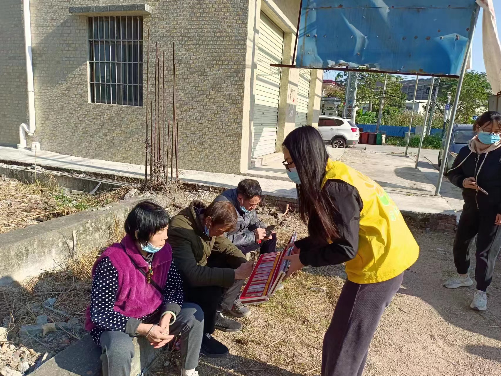 “无毒人生,绚丽绽放”禁毒宣传进村居