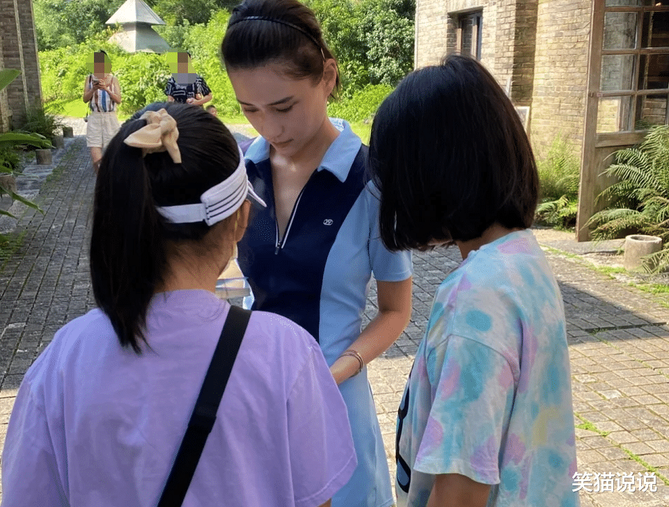 何超莲|?何超莲窦骁旅游被偶遇，给粉丝签名毫无架子，真人比镜头更好看！
