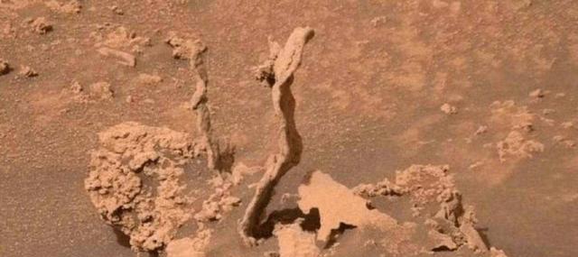 好奇号此前在火星上发现新地质结构,形似眼镜蛇,已存在30多亿岁