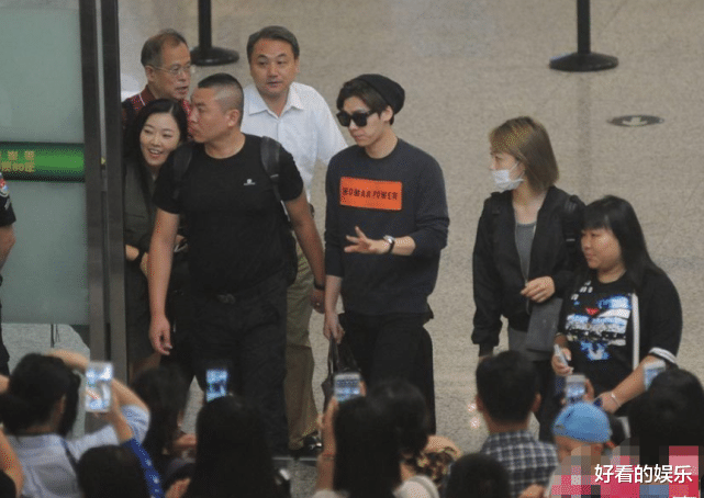 李易峰|曝李易峰被释放后回老家,理寸头低头不语,被跟着拍却无保镖保护