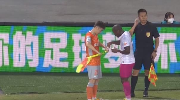 深圳市|中超名场面！巴索戈化身球场修理工，球迷怒斥：职业联赛不职业