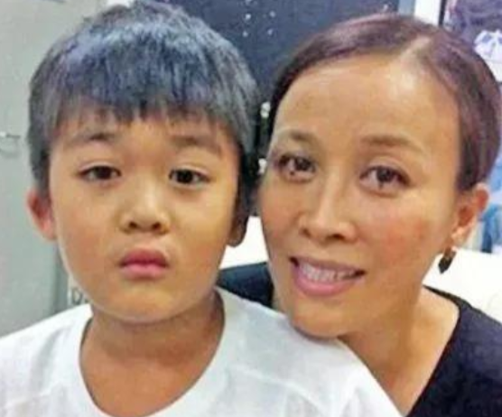 那英|2004年,那英生下儿子“高兴 坐月子时,才知道头顶戴上了“绿色草帽”