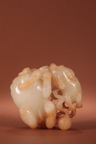 |清代-和田玉双兽戏珠雕件