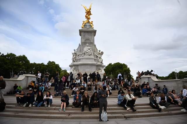 英国女王去世,临终前白金汉宫外惊现彩虹