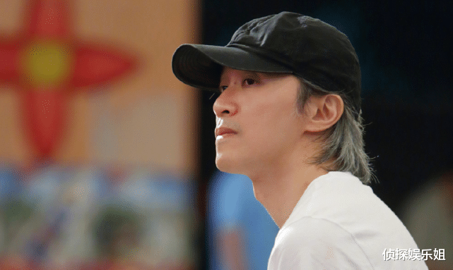 粉色|60岁周星驰挑战冲浪,动作潇洒灵活身姿轻盈,状态犹如年轻小伙