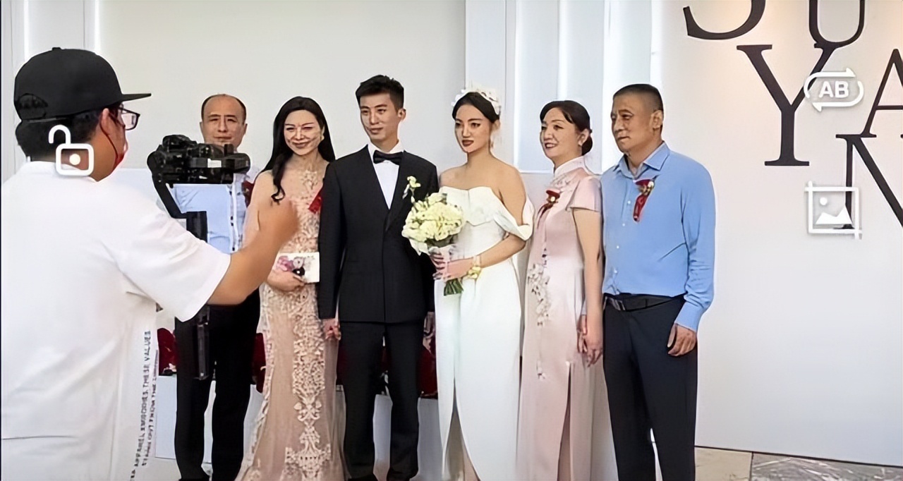 石家庄|石家庄婚礼上婆婆大秀好身材，与儿子牵手合影，网友：喧宾夺主