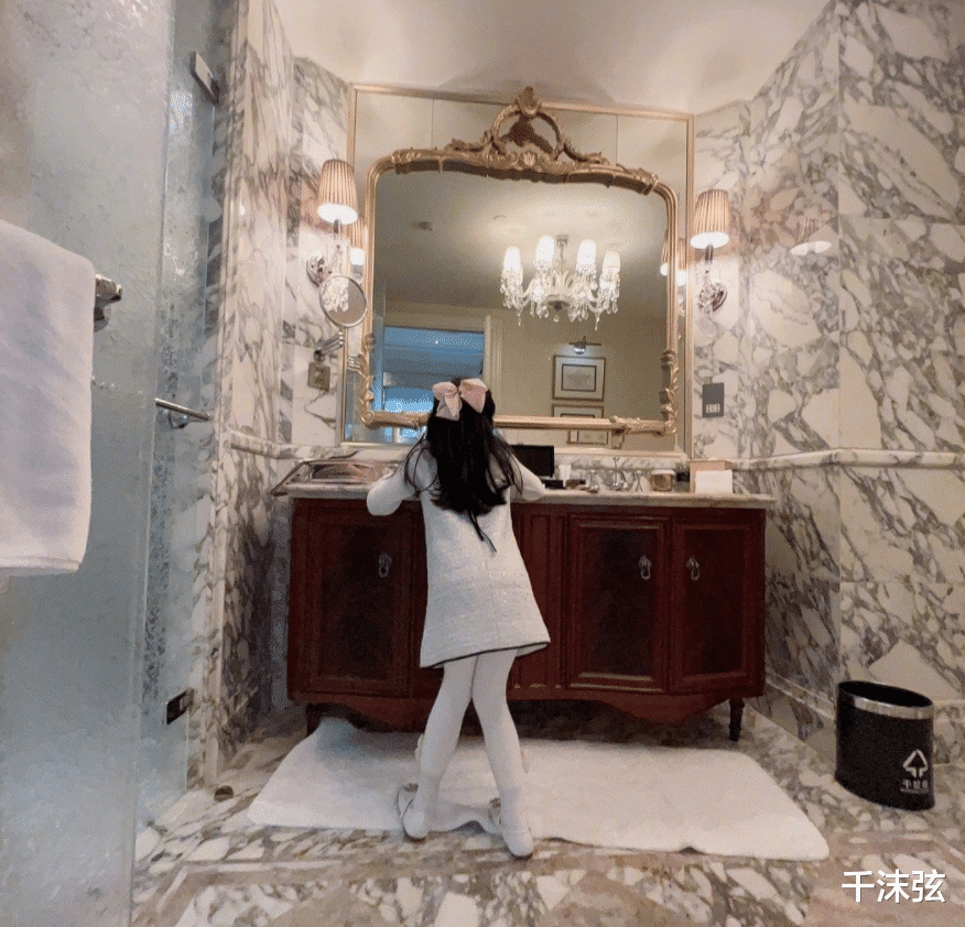 徐悲鸿|伊能静带女儿约会迎圣诞！住高档公主套房，6岁小米粒长得像哥哥