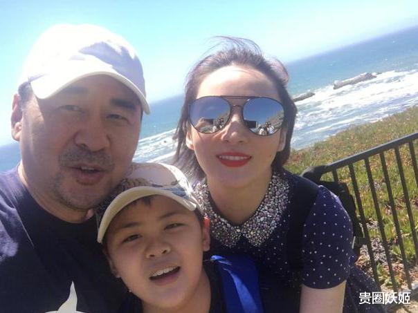 陈建斌|陈建斌秀幸福，与蒋勤勤相差5岁越老越恩爱，大小儿子相差11岁