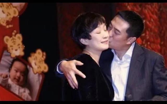 张嘉益|张嘉译:与杜珺离婚,遇到王海燕,婚后15年不离不弃!