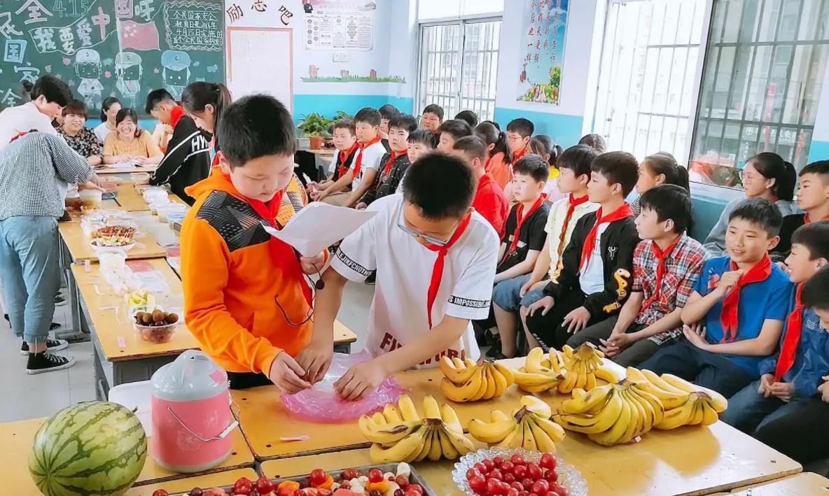 12岁小男孩成“大厨”,煎炒烹炸样样精通,网友:未来老公人选