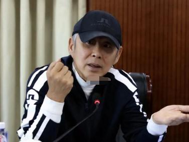 陈道明|陈道明作为中影协主席穿运动装参会，合影让c位给成龙，头发花白
