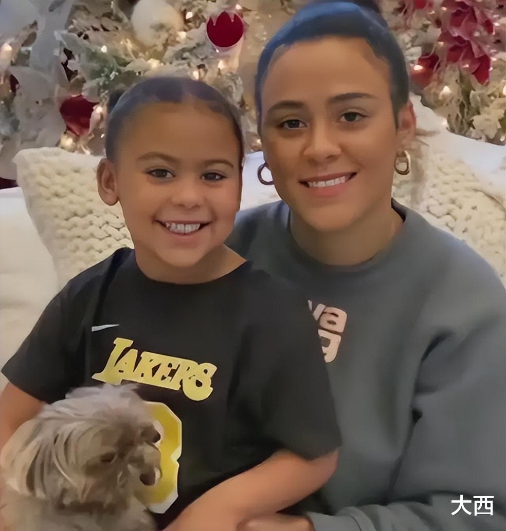 盖帽|浓眉和娇妻近照，颜值高身材好很低调，29岁赚3.1亿人生赢家