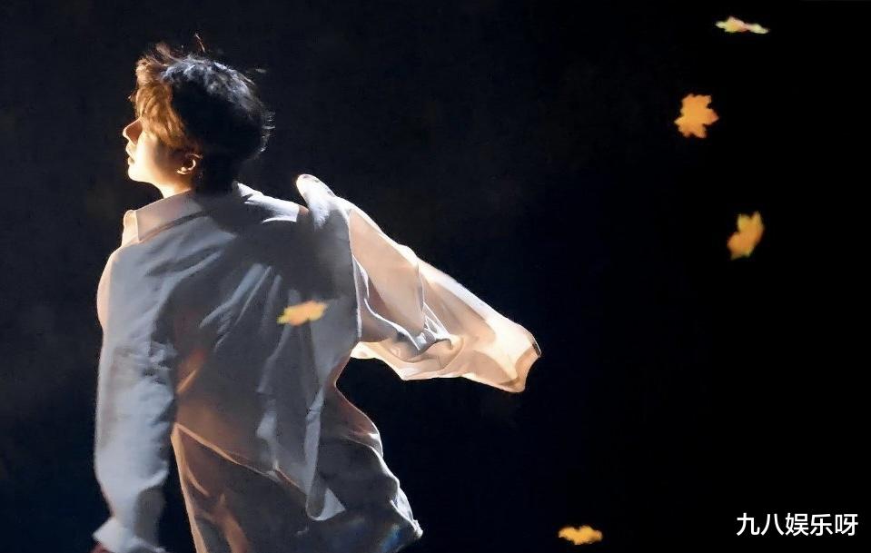 王一博|王一博赤脚跳舞、手部受伤,一出场就创下收视率峰值