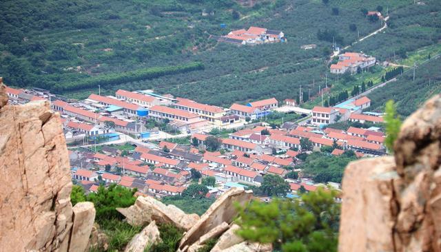 日照|看图：在天崮山的仙崮顶上，俯瞰蓬莱村里集镇大道刘家村