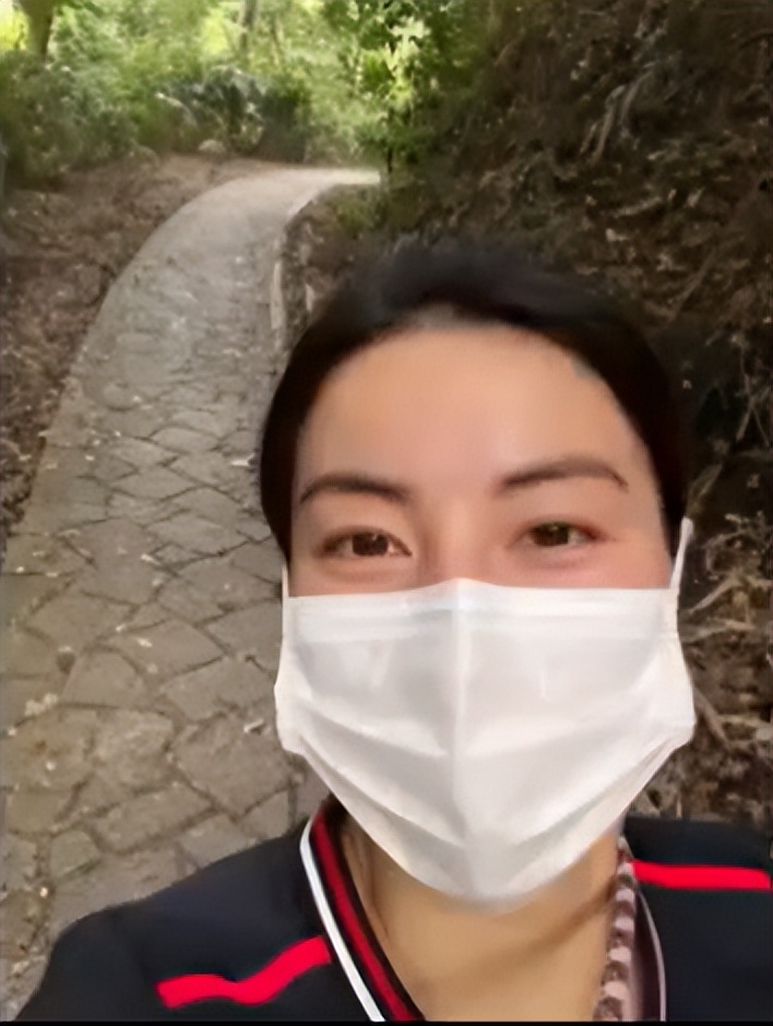 李易峰|“阔太”郭晶晶晒爬山照!路上杂草丛生显脏乱,一脸汗水皮肤通红