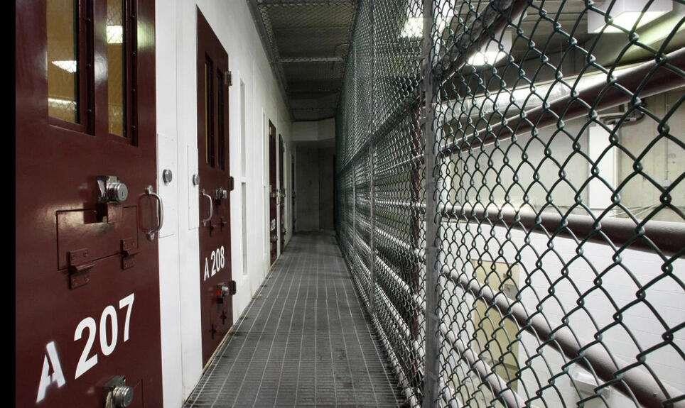 21年,美国28名女犯被男犯们凌辱一夜,狱警:我收了钱就给了钥匙