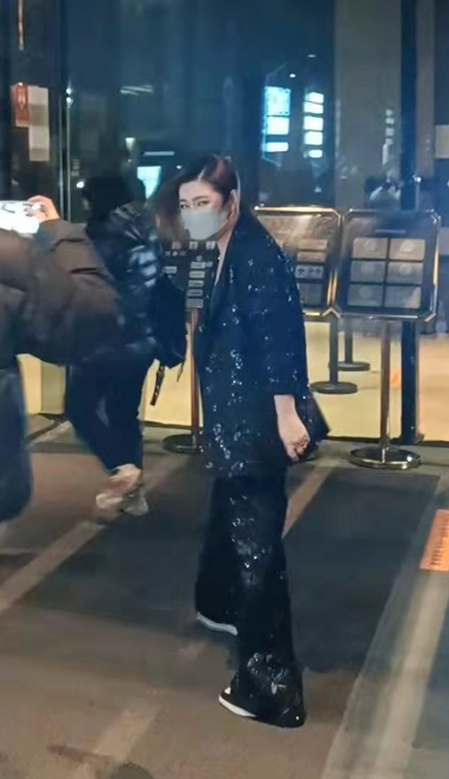 Selina|Selina拿冰墩墩走红毯！穿西装藏不住大妈身材快胖成球，苍老好多