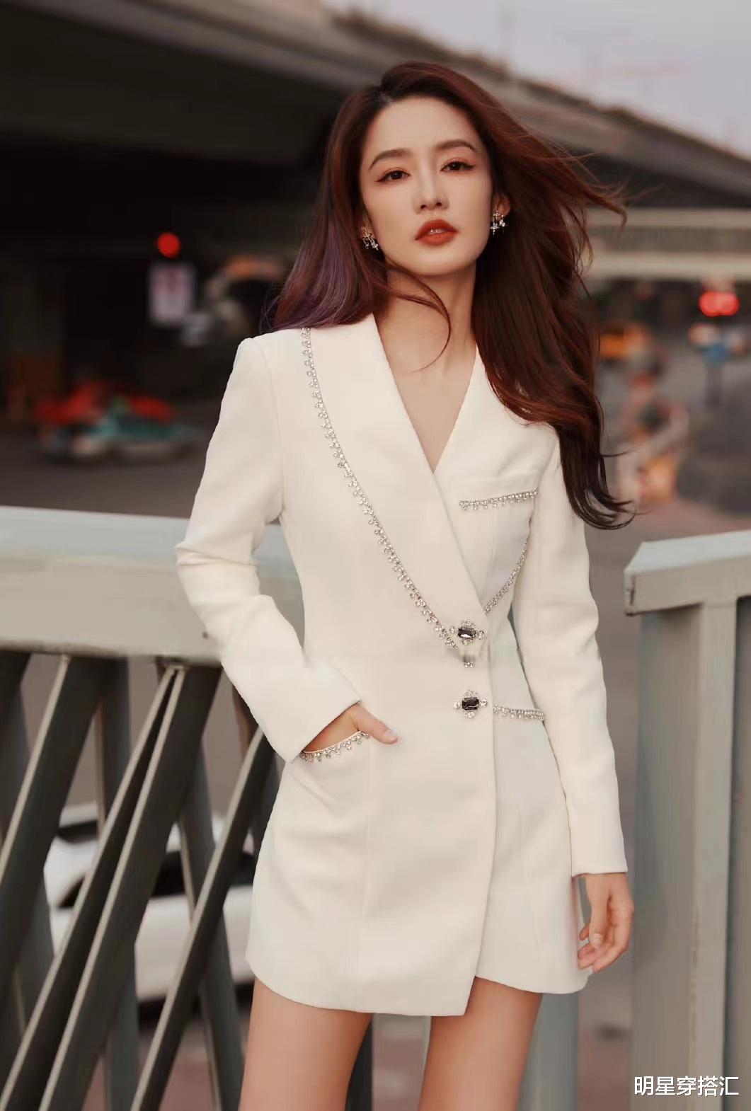 李沁|李沁穿白色西装裙玩下衣失踪,性感时尚又高级