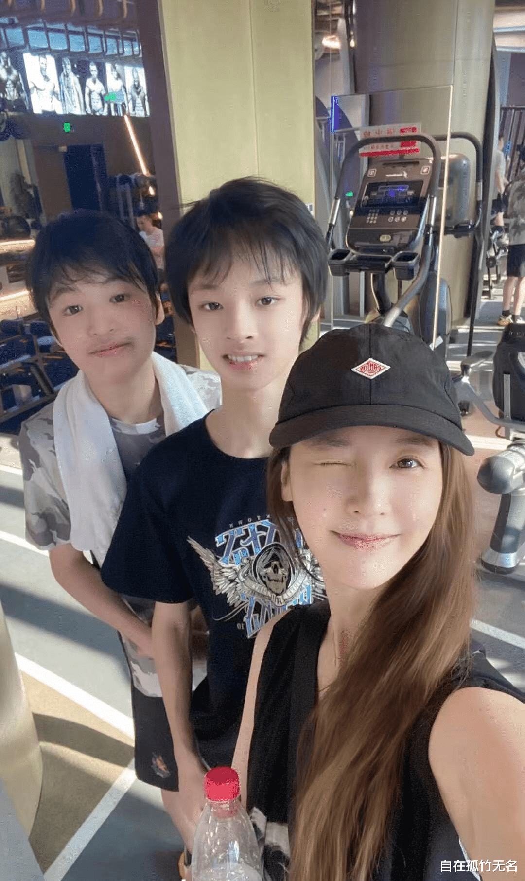 马景涛|马景涛前妻带娃健身,两儿子五官和爸爸超像,小儿子八块腹肌抢镜