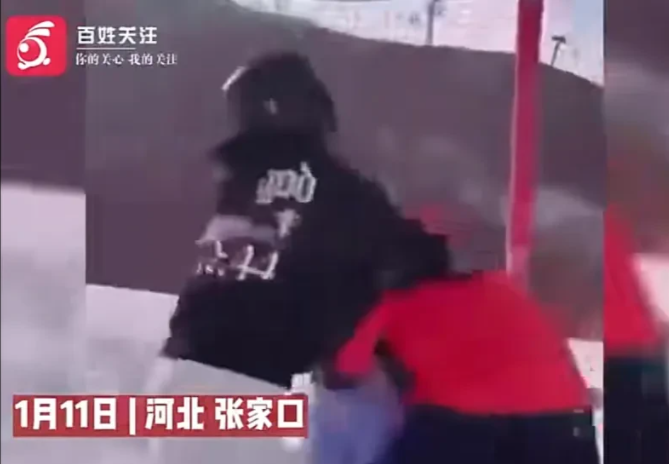 河北张家口,某滑雪场,一名女子和朋友一起滑雪