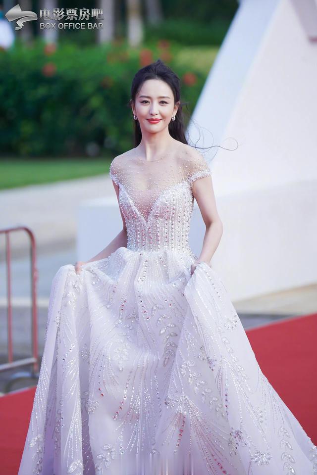 佟丽娅|佟丽娅 一袭白色深V长裙亮相第四海南岛国际电影节