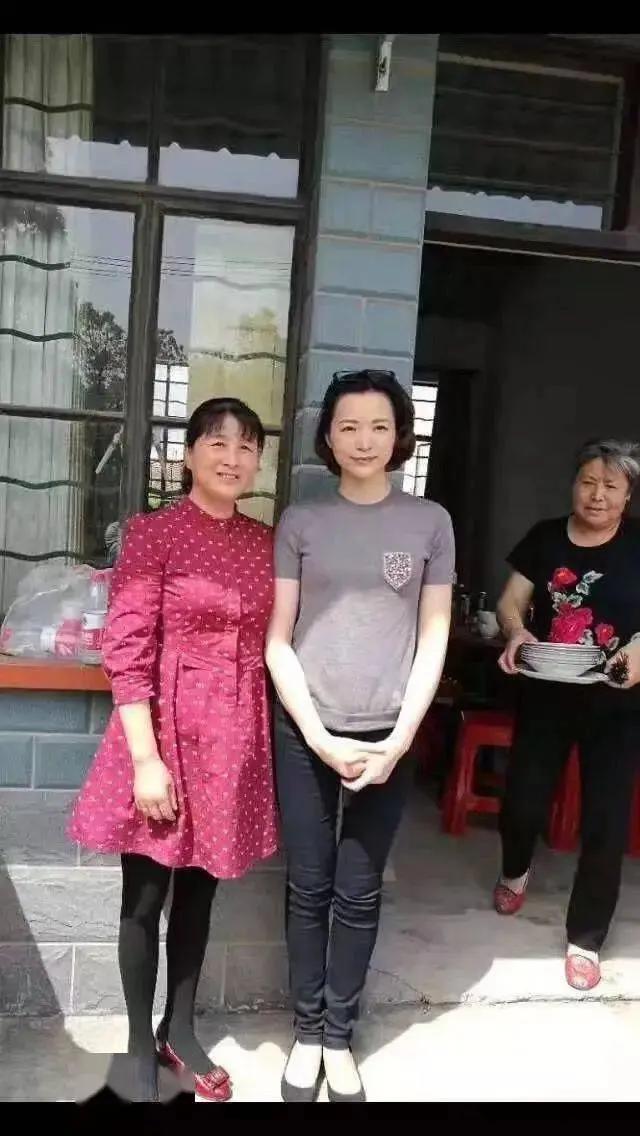 蛋白质 48岁董卿素颜像换个人！短发配长裙鱼尾纹太抢镜，开心聊天接地气