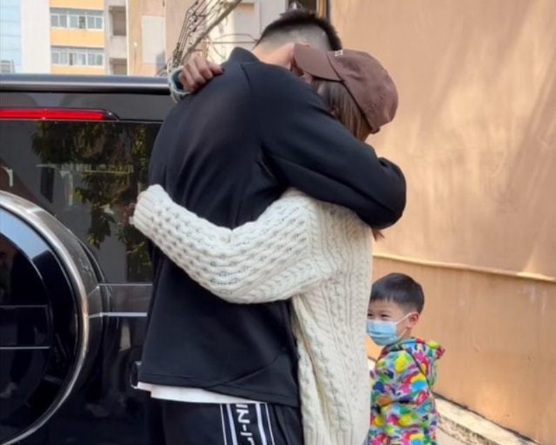 广东男篮|启程！周鹏与妻子的拥抱令人动容，广东男篮随队记者透露球员情况
