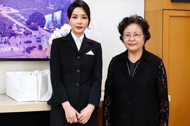 口红 50岁韩国第一夫人金建希，五官僵硬颜值出圈，年过半百却肤白貌美