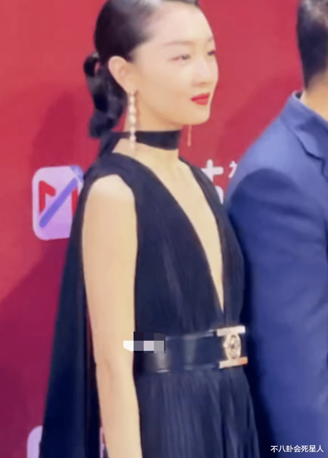 蒋欣|平胸、矮个、虎背熊腰，女星暴露缺陷红毯造型，既雷人又心酸