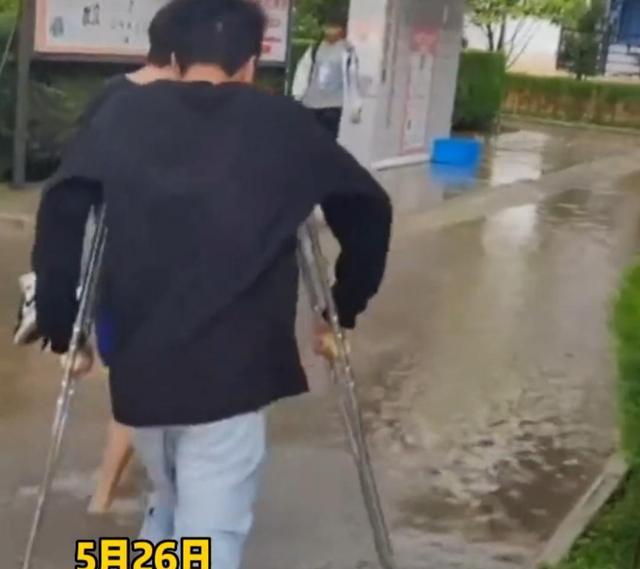 男生脚受伤,跳着过水坑却用错脚,网友:你是失忆还是失去痛觉