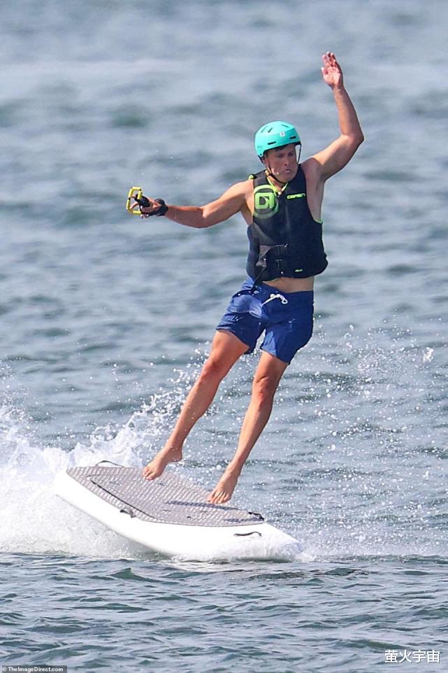 斯嘉丽|37岁“寡姐”斯嘉丽久违现身！秀肉乎乎的后背，看丈夫冲浪笑得甜