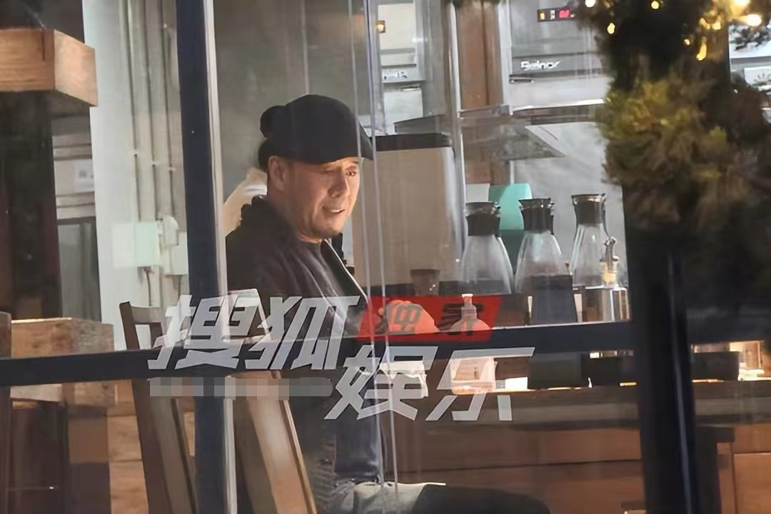 杨坤|50岁杨坤身旁又换新人！红光满面请美女吃饺子，身材壮硕走路踉跄