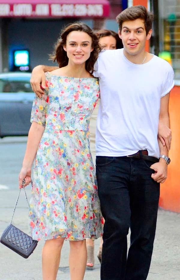 爱情故事|扒一下凯拉 · 奈特利和他丈夫詹姆斯 · 莱顿的爱情故事