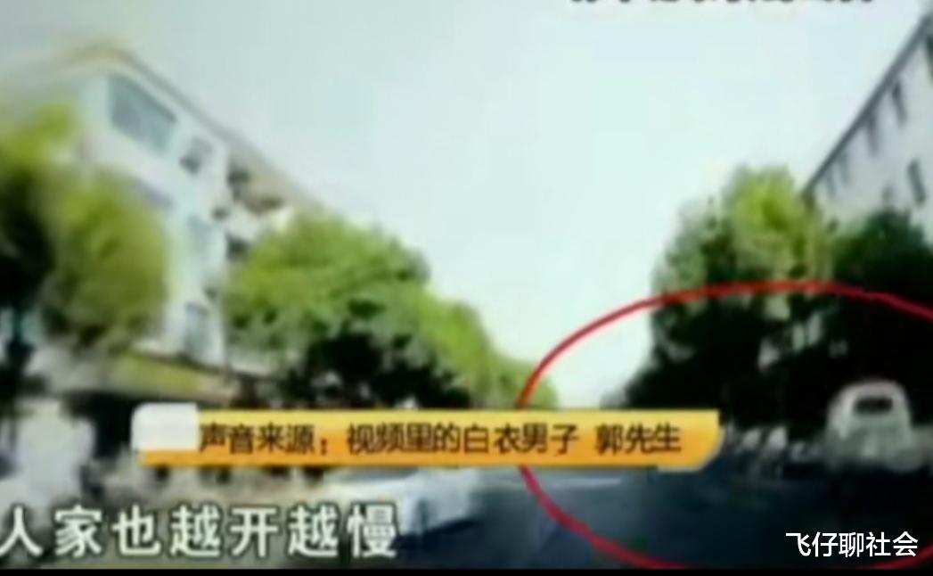 男子开奥迪路中央龟速前进,无视后车喇叭提醒,成功招来一顿毒打