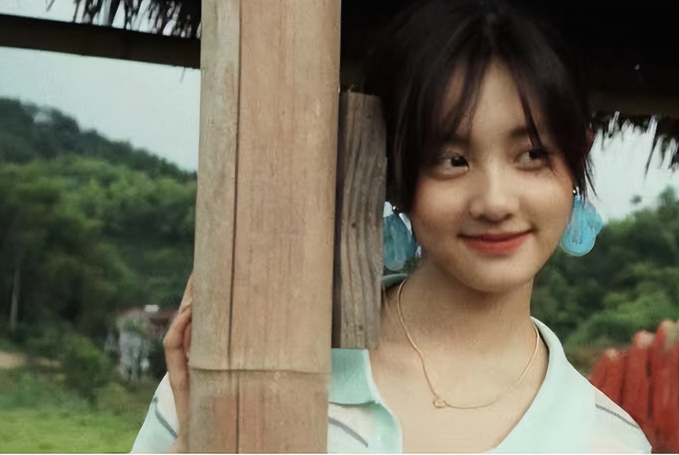 黄忆慈|16岁黄多多乡下田里拍照!穿短裙露出一截长腿,3个耳洞太抢眼