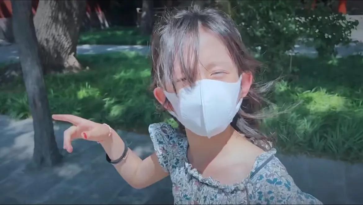 孙莉|孙莉公开4岁儿子正脸,和二女儿一模一样,多妹门牙掉光萌萌哒