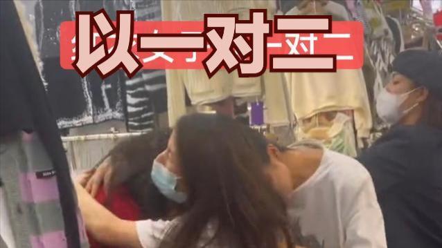 纪实：三名女子因为男人当街相互撕扯！