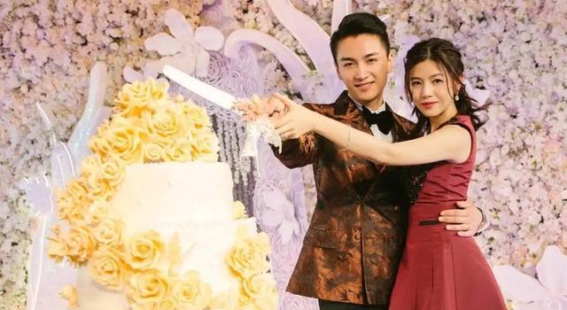 陈妍希|陈妍希带孩子出游，儿子正面照被好友曝光，打扮酷帅似缩小版陈晓