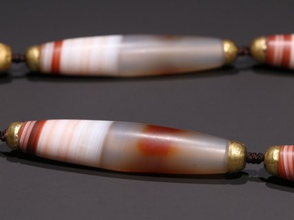 |旧藏 缠丝玛瑙项链。