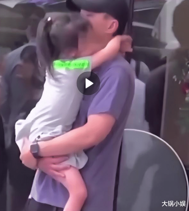 刘恺威|刘恺威接女儿放学大方打招呼，8岁小糯米飞身入怀，侧面太像杨幂