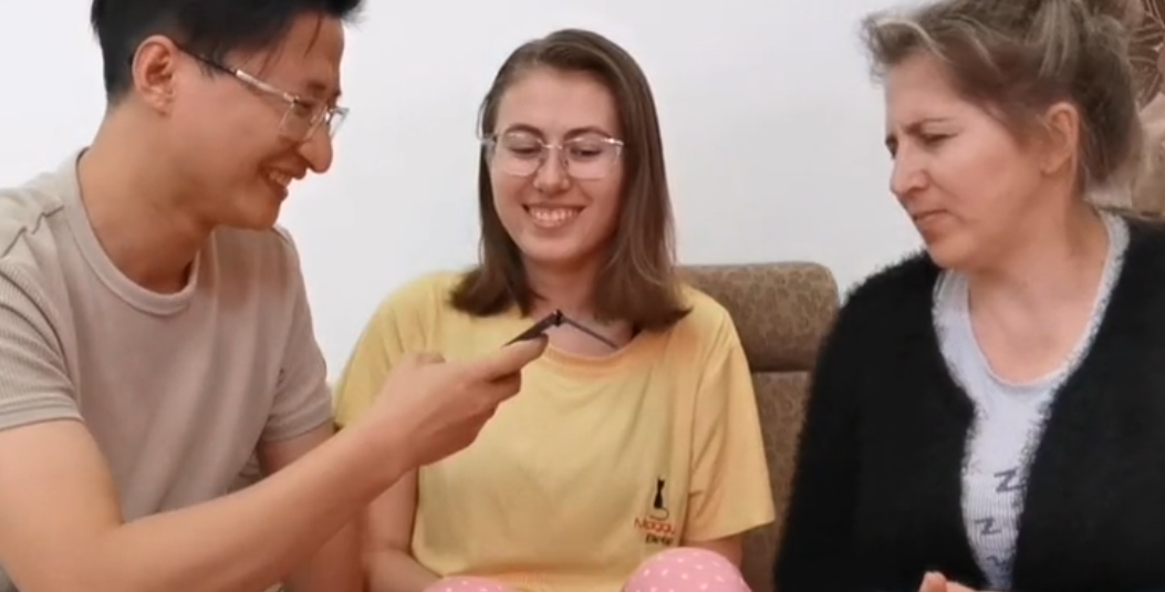 山西小伙携乌克兰妻子回国,丈母娘一同前来,到中国后安全感十足