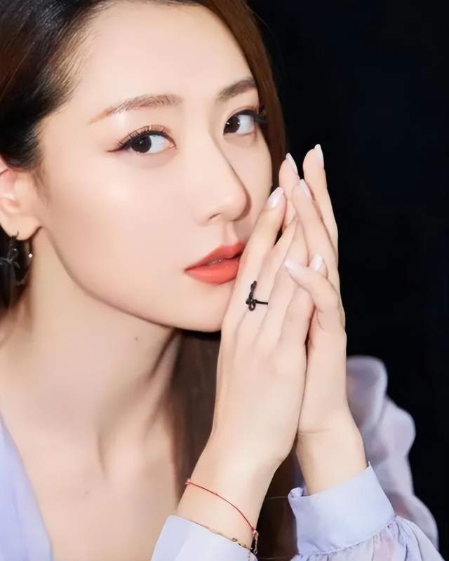 白冰|被称“京城四美”,巅峰时恋爱脑闪婚,今36岁独自带娃成单亲妈妈