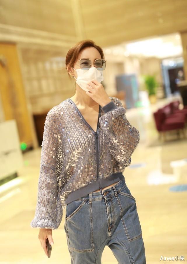 张歆艺真瘦了不少，40+的年纪穿镂空针织衫配牛仔裤，腰身更精致