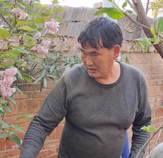 朱之文|大衣哥坐沙发上飙歌，浑身泥土手指漆黑被嘲邋遢，网友：像要饭的