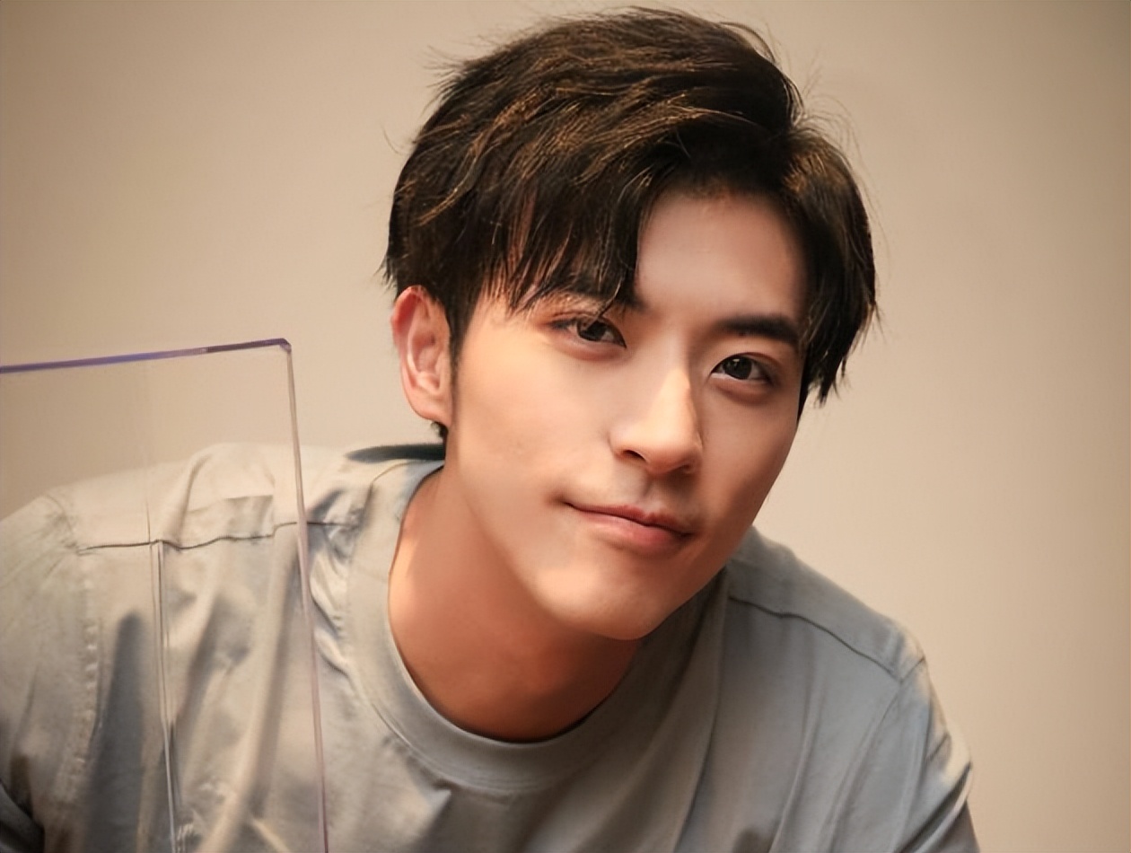 罗云熙|笨熊体态别再尬演贵公子了！学学这几位男星，那才叫儒雅矜贵