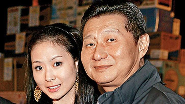 孙芸芸|孙芸芸富豪父亲去世1年！小32岁遗孀穿短裙现身，开心与异性撒娇