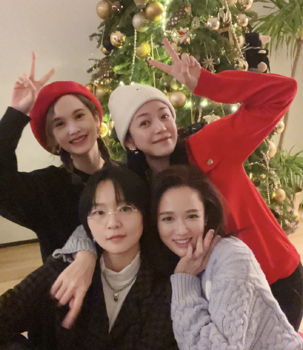 圣诞节|陈妍希晒圣诞节合影，杨丞琳陈乔恩周笔畅惊喜出镜，画面温馨可爱