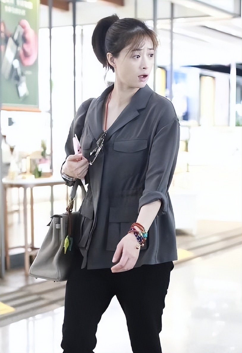 衬衫不能随便搭配，蒋欣靠颜值才撑起来，普通人更推荐高级穿法