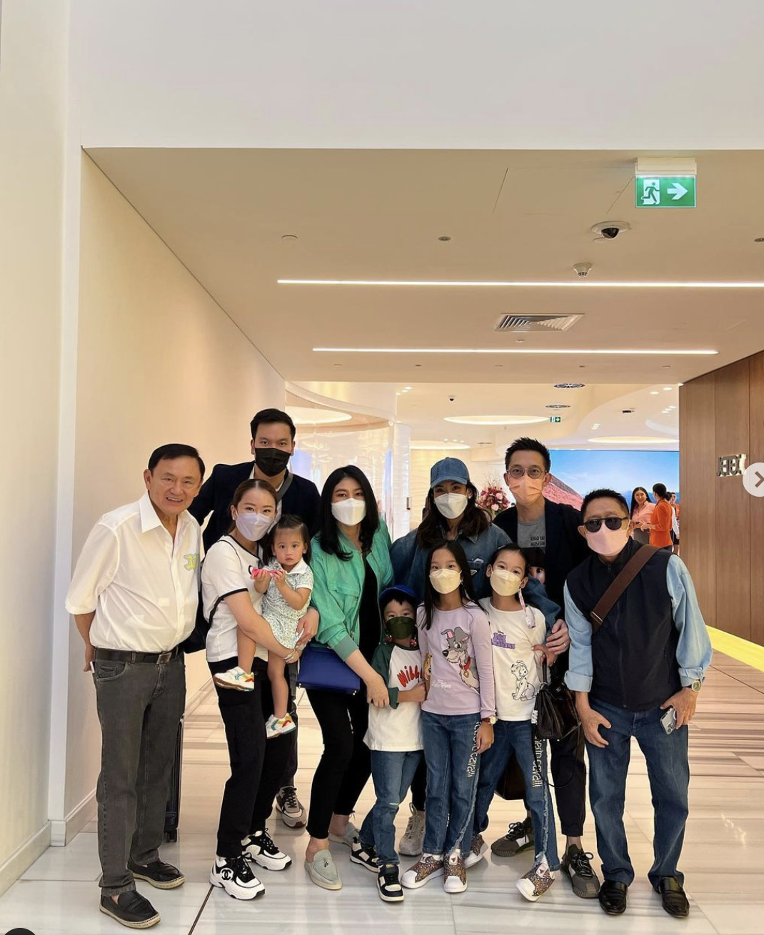 英拉和家人们聚餐太开心！长发披肩太减龄，笑容还是和当初一样甜