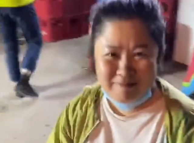 黑龙江一女子谎称锻炼，却被丈夫在夜市抓个正着，穿帮后尴尬微笑